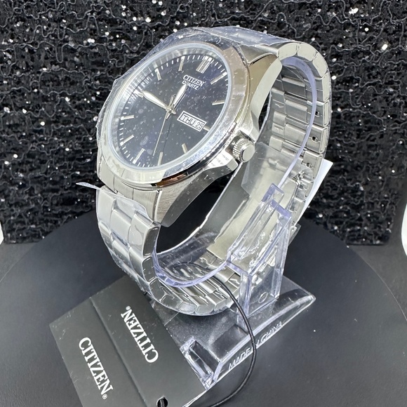 Men's NWT Citizen Midnith face w/Date and Silver Bezel Leading to a Silver Band - Picture 5 of 7